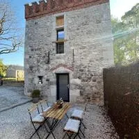 Tour de château à Barbençon, готель у місті Beaumont