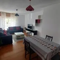 Excelente piso de 3 habitaciones dobles, 2 baños y terraza 30 mts, Hotel in Narón