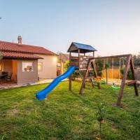 Holiday Home Enard with Jacuzzi by Istrabook, hotel a prop de Aeroport de Pula, a Valtura