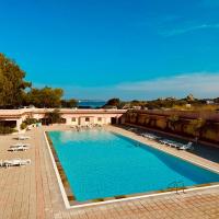 B&W Sea View Two Bedroom Apartment with Pool Near the Beach, Hotel in Baja Sardinia