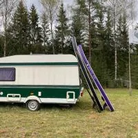 Viesnīca Karula Stay - Lakeside Camper I, Treetent and SUPs included pilsētā Ähijärve