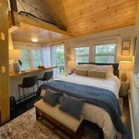 Cheerful Cottage with Loft Close to Everything 6, хотел в Edgecomb