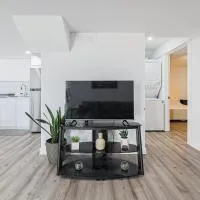 Viesnīca Exquisite 2-Bdrm Basement Suite with FREE Parking pilsētā Bradford