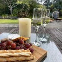 Willow & Waves- Huge outdoor space & Full kitchen, hotel u gradu Hector