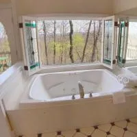 Ozark Spring Cabin 06 Spring Haven King Spa Tub, отель в городе Юрика-Спрингс