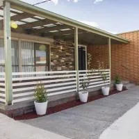 웨리비에 위치한 호텔 Renovated Three Bedroom House in Prime Werribee Location