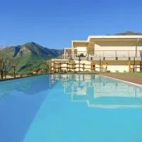 Costa Blu - Pool and terrace overlooking the lake、リーヴァ・ディ・ソルトのホテル