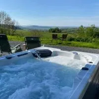 Fabulous Hot Tub with Views!, hotel en Llanfair Caereinion
