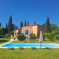 Magnifique Villa avec piscine, hotell i Cadenet