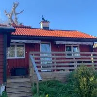 Archipelago cabin with sauna, fireplace & close to the ocean، فندق في Ingarö