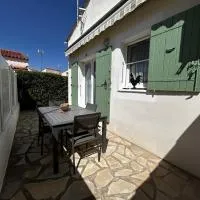 Mas provençal T4 climatisé avec parking et jardinet – hotel w mieście Aigues-Mortes