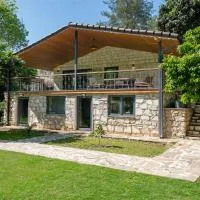 Yusalis Garden Hotel، فندق في جيرالي