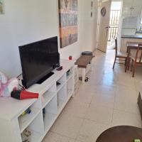 Easy 2 bedroom apartment, Makenzi beach, hotel poblíž Mezinárodní letiště Ercan - ECN, Aglantzia