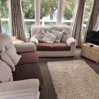 Thames view at Kent Coast Holiday Park, hotel en Allhallows