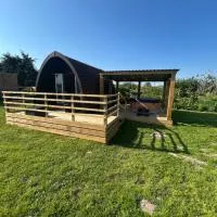 Dolafon luxury glamping pod 1 with hot tub, hôtel à St Asaph