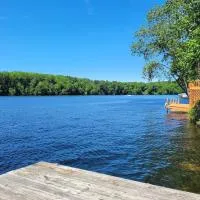 Castaway Cottage on Croton Pond #4, khách sạn ở Newaygo