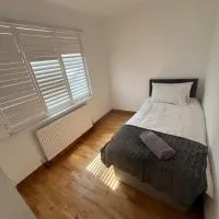 Good Priced Accommodation in Northolt، فندق في Northolt