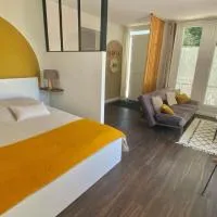 Agréable petit gîte avec jardinet, hotell i Salies-de-Béarn