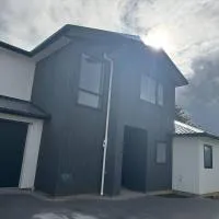 Brand-new Family Retreat in Riverhead 4BR Home، فندق في Riverhead