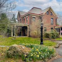On-Site Winery and Historic Charm Uniontown Escape, hotel poblíž Greene County Airport - WAY, Uniontown