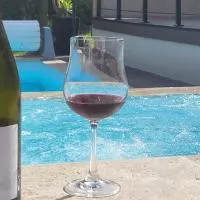Villa Piscine vue dégagée: Montaren-et-Saint-Médiers şehrinde bir otel