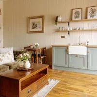 Tackle Lodge at Angliham Estate, хотел в Kilroghter