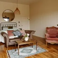 Fisherman's Lodge at Angliham Estate, хотел в Kilroghter