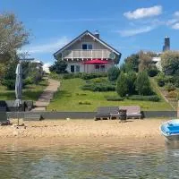 Haus am See mit Privatstrand, Kamin und Sauna, hotel v destinácii Löbnitz