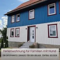 FeWo Haus Asgard - Familienurlaub im Harz - Hund willkommen - Spielparadies- eingezäunter Garten، فندق في Hüttenrode