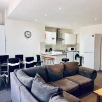 High Street Duplex 3 Bed Flat, hotell sihtkohas Staines
