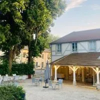 Hôtel du Cheval Blanc - Paris Marne La Vallée, hotel em Jossigny