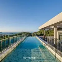 Sua estadia exclusiva com piscinas e jacuzzi a 500m da praia - ELF, hotel di Bombas