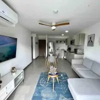 Modern Beach Apartment - Walk to Playa Mantas & Beach Club Access, hotel di Punta Leona