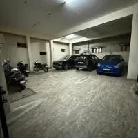Comfy home, 3 bedroom, 2 attached bathroom, large hall, kitchen, first floor, lift, covered car park, hotel din Chennai