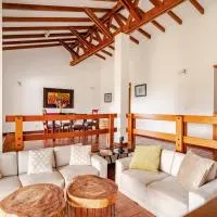 Casa en Cerritos con Piscina y 4 habitaciones, hotell i Pereira