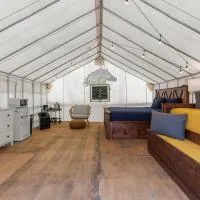 River Front Hallowed Horse Glamp Tent 2, hotel sa Stanton