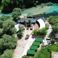 Blue Eye Saranda Cabins, מלון בסרנדה