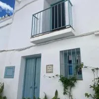 Village Town House with Sea Views and Roof Top Terrace، فندق في فريجيليانا