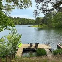 Lakefront & Trailside Escape w/ Private Dock +Deck, hôtel à Bella Vista
