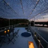 Péniche Amadeus conviviale et cosy , proche de Disney et de Paris, hotel em Torcy