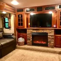 Shady Oaks, wooded, peaceful, relaxing, romantic, near ATV trails, hotel u gradu 'Mena'