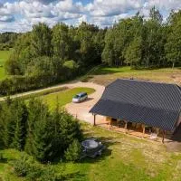Nomadic Homes holiday home with sauna, hotel en Ķevele