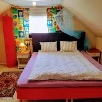 Small bedroom, outside toilet, shower kitchen, 120 m from Sandbach, hotel en Bräcke