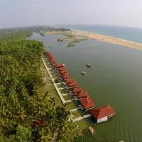 Poovar Island Resort, hotel di Pūvār