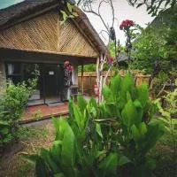 African Excursions Guest lodge, готель у місті Khwai