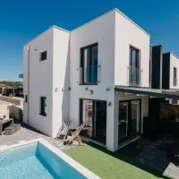 Villa RD Mandre - Private Paradise with Pool & beautiful Garden - minimum 4-night stay, hotel u gradu Mandre