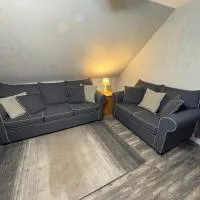 Spacious Rustic Downtown Market St 1 Bedroom Apt, Sleeps Up to 5, Steps to Honeywell & Eagles Theatre, hotel v destinácii Wabash