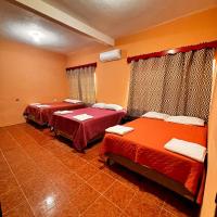 habitación triple familiar, hotel poblíž Mezinárodní letiště Mundo Maya - FRS, Santa Elena