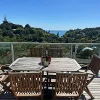 Waiheke Island-Palm Breeze 2 Bedroom Seaview 95m Apartment-Traveller Award Winner 2026, hotel di Waiheke Island