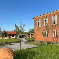 Villa Obcha - Whispering Vines Guesthouse, хотел в Bagdatʼi